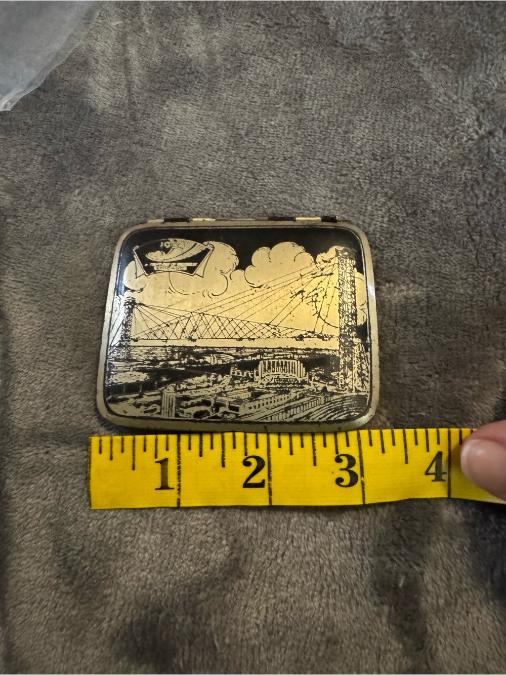Vintage 1934 Gold-Tone Metal Case with Black Cityscape of Chicago Illustration - Picture 7 of 7